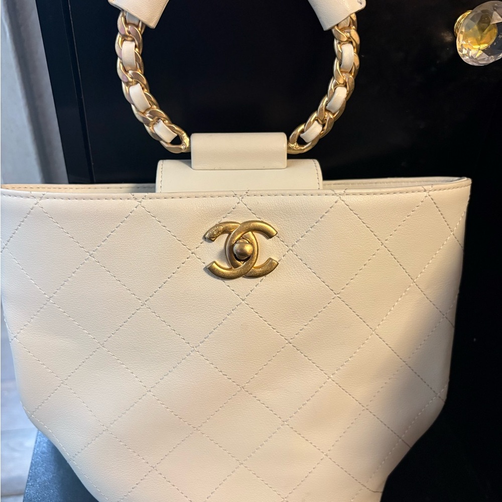 Chanel White Quilted Shoulder Bag with Gold Chain